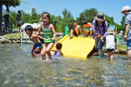 じゃぶじゃぶ池で水遊び What S New 国営アルプスあづみの公園 堀金 穂高地区